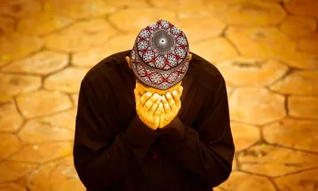 
                                                قصص واقعية – قصة : 092 - من يعرف الله يقدم كل شيء حتى يرضيه
