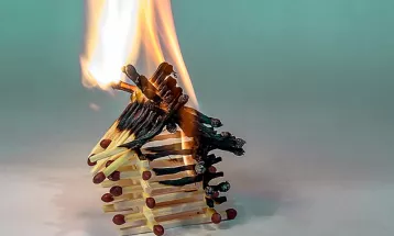 
                                                قصص واقعية – قصة : 102 - إياك أن تستخف بالذنب عندئذٍ لن يغفر لك